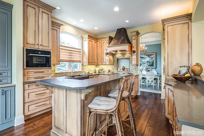 Traditional kitchen cabinetry with crown molding