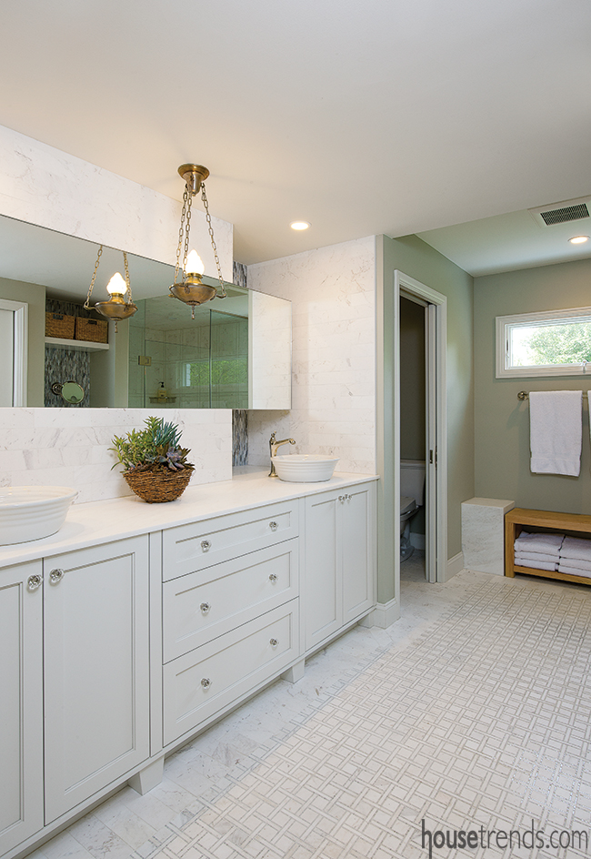 Marble reigns in a master bathroom design