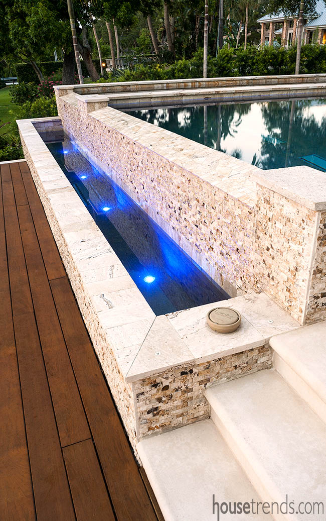 Infinity edge design for a swimming pool