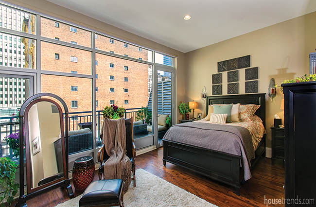 Transom windows in a master suite