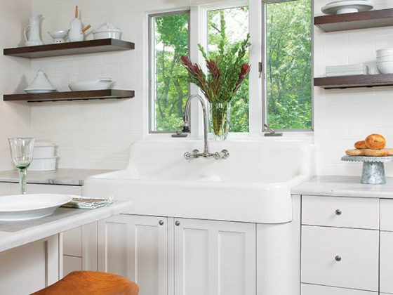 Vintage farmhouse sink weighs 300 pounds