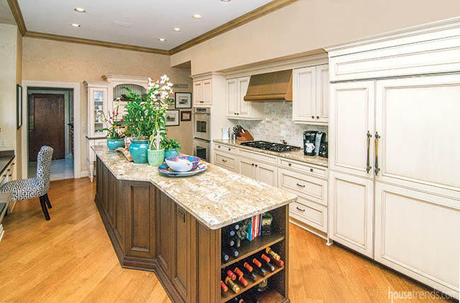 Kitchen with two-toned cabinetry