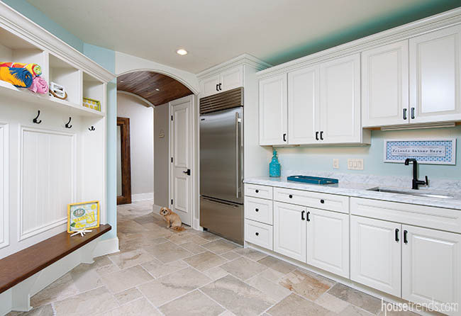 Versatile mudroom design with plenty of storage