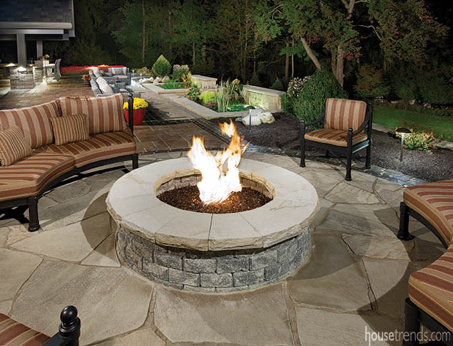 Circular fire pit warms up a back yard