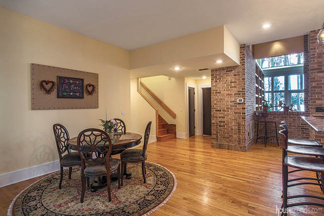 Round rug dresses up a breakfast nook