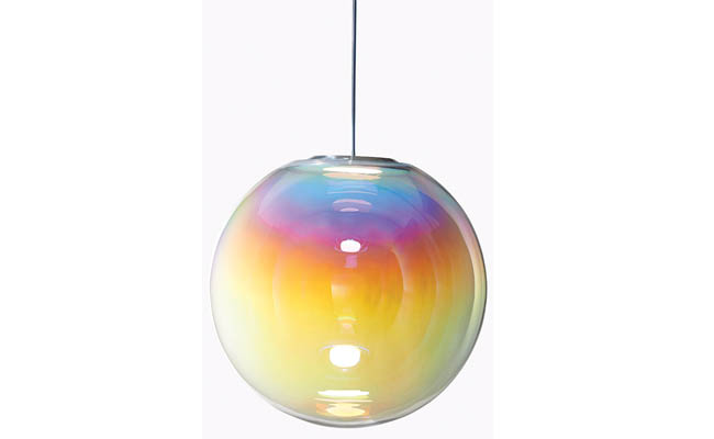 Pendant light mimics a soap bubble