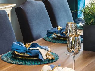 Blue decorating ideas stun in a dining room