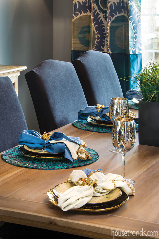 Blue decorating ideas stun in a dining room