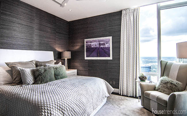 Accent pillows add texture to a guest bedroom