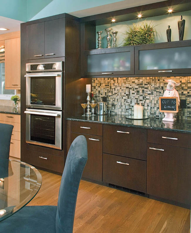 Drawer pull placement keeps a kitchen design clean