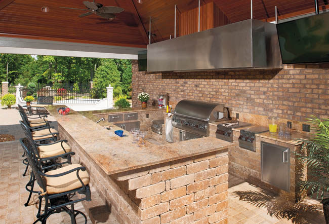 An outdoor kitchen with all of the