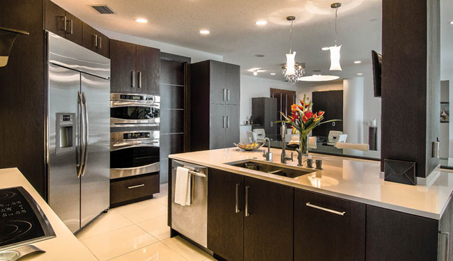 Oak kitchen cabinets give off a contemporary vibe