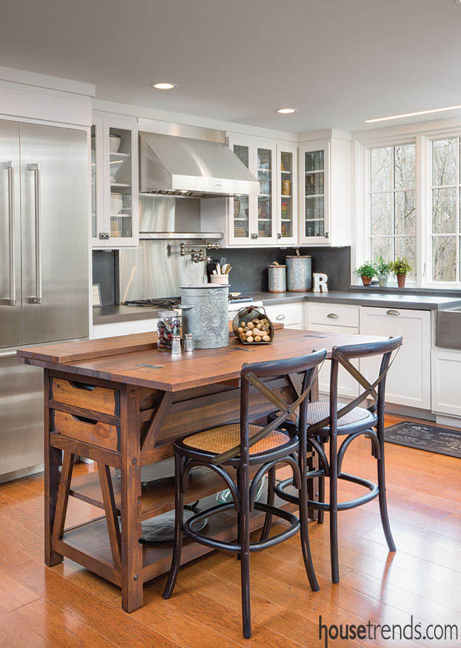 Freestanding kitchen island expands as needed