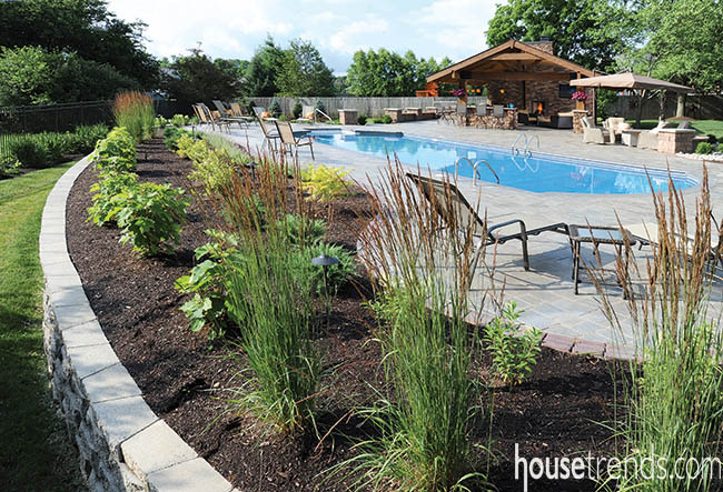 Backyard landscaping ideas create a relaxing retreat