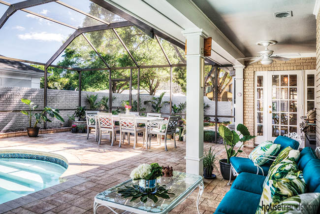 Screened-in patio with plenty of gathering spaces