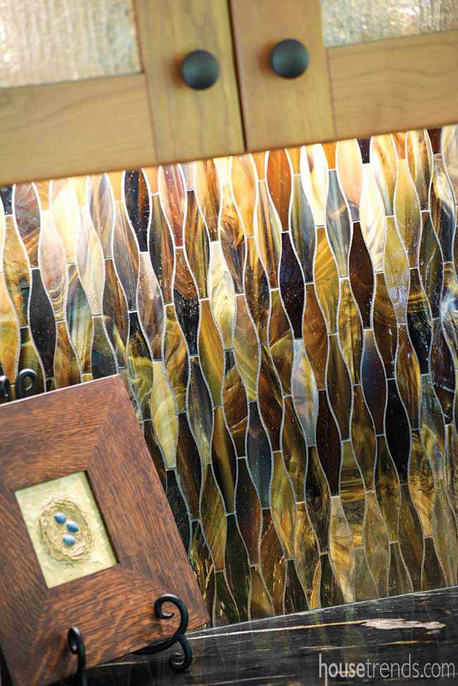 Decorative backsplash for a wet bar