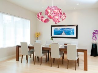 Dining room design embraces colorful accessories