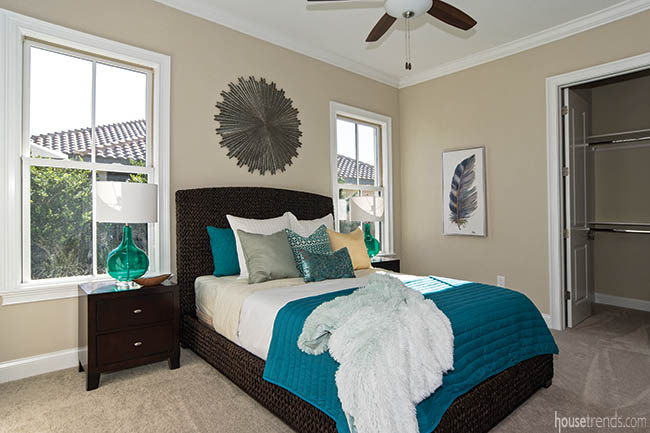 Colors create an inviting guest bedroom design