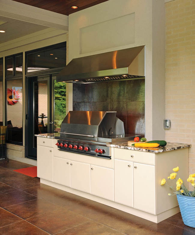 Outdoor living space keeps cooking convenience