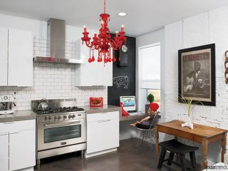 Welcoming kitchen design gets punches of color