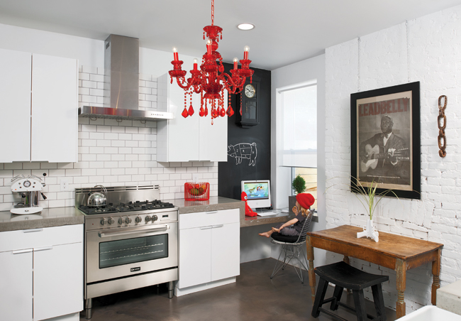 Welcoming kitchen design gets punches of color