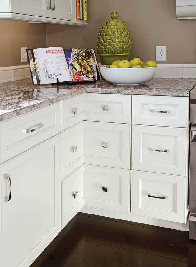 14_Dayton-Corner-Cabinet-Close_KitDA0314z