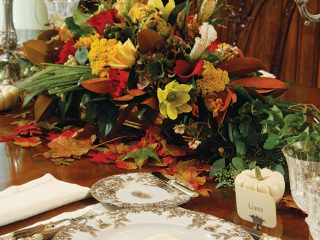 Thanksgiving tablescape includes a gorgeous centerpiece