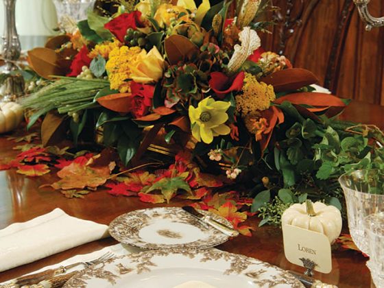 Thanksgiving tablescape includes a gorgeous centerpiece