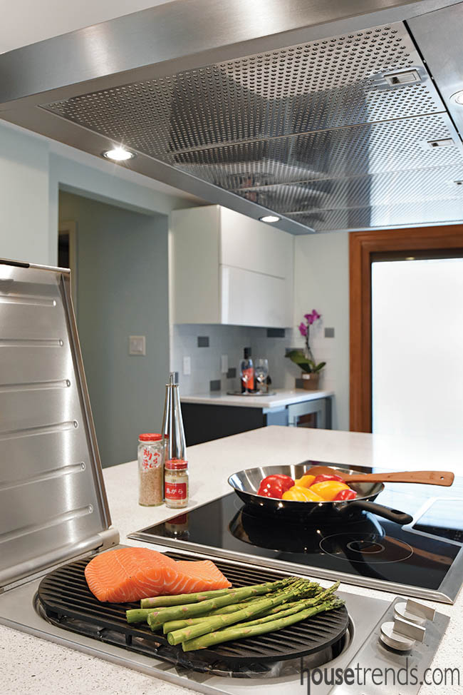 Gas grill and induction cooktop with convenient location