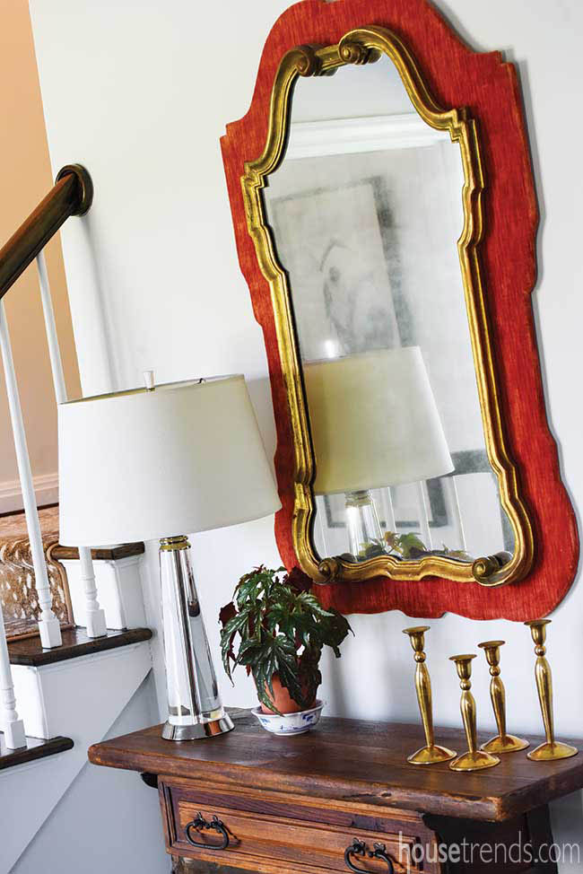 Decorative mirror spices up a foyer