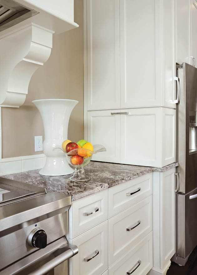 16_Dayton-Cabinet-Close_KitDA0314z