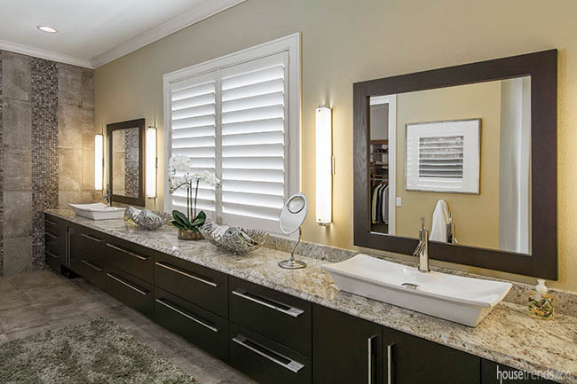 Vessel sinks draw the spotlight in a master bathroom