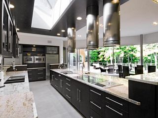 Kitchen design suitable for a pro chef