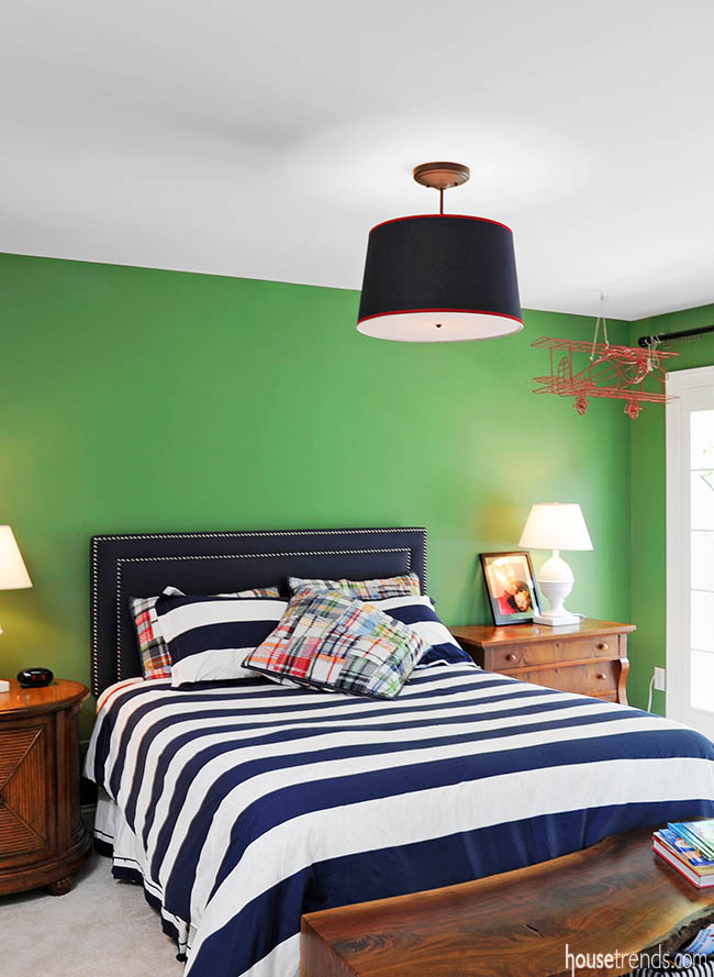 Green wall adds stability to a bedroom design