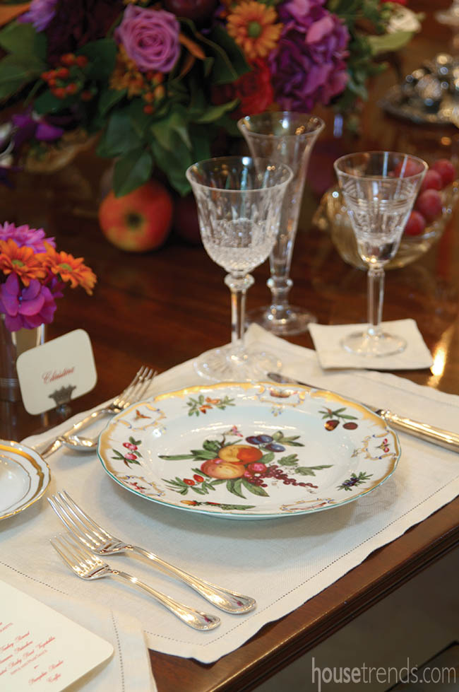 Surprising colors appear in holiday table settings