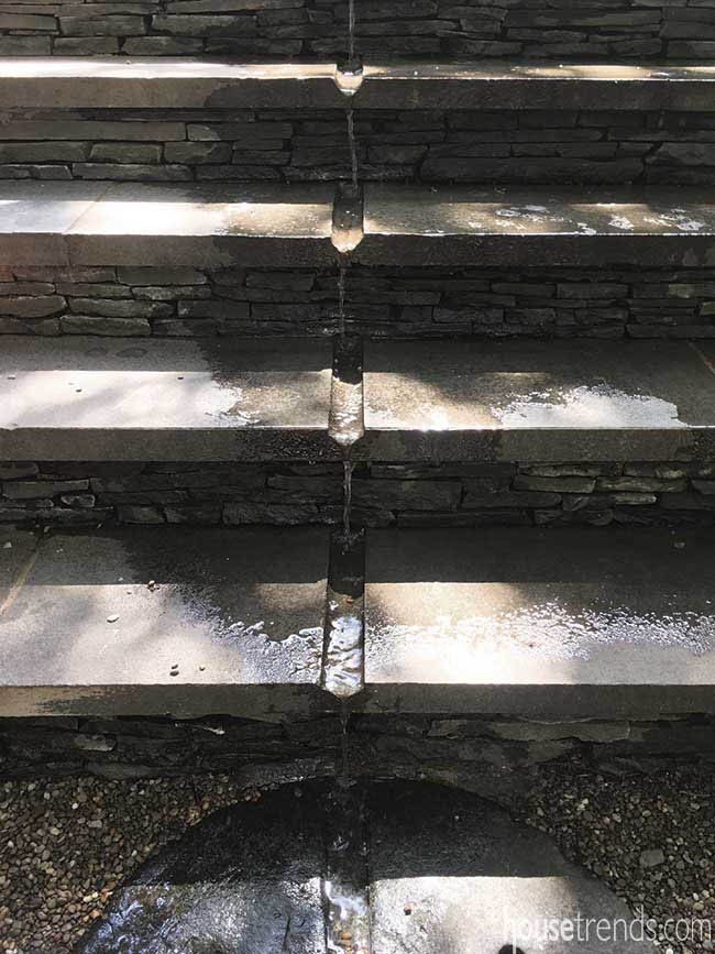 Fountain re-uses water