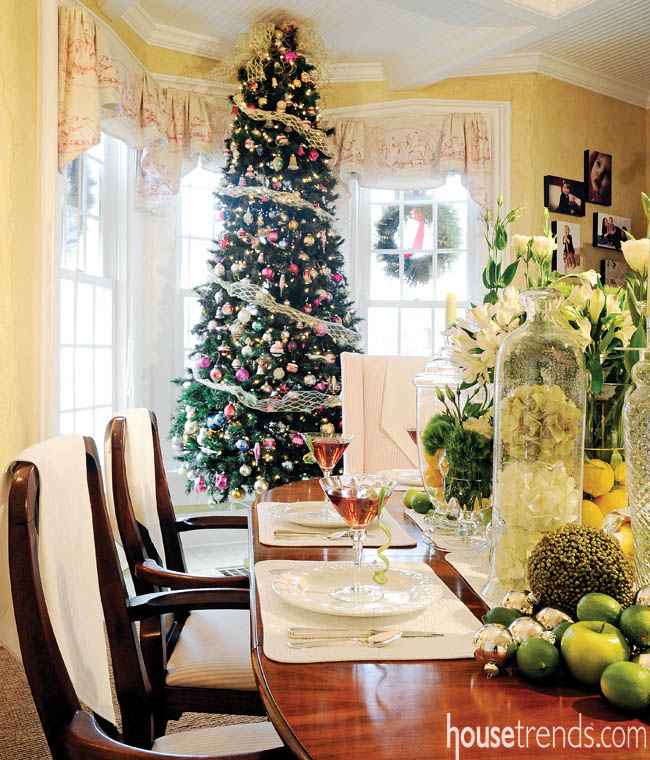 Dining room goes for crisp holiday decor