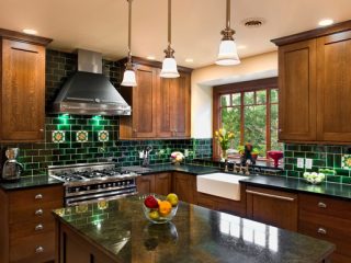 Kitchen backsplash design makes a dramatic statement