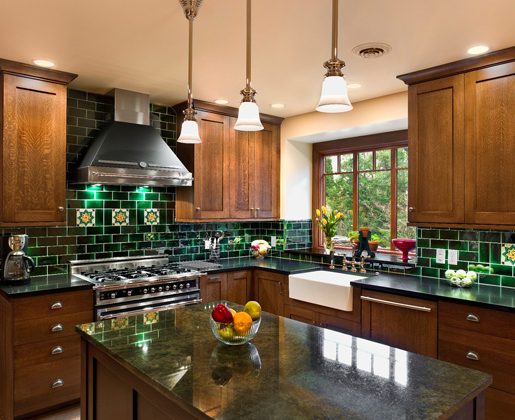 Kitchen backsplash design makes a dramatic statement
