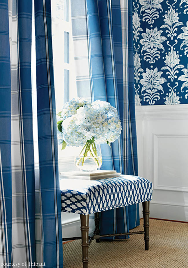 Decorative wallpaper in navy