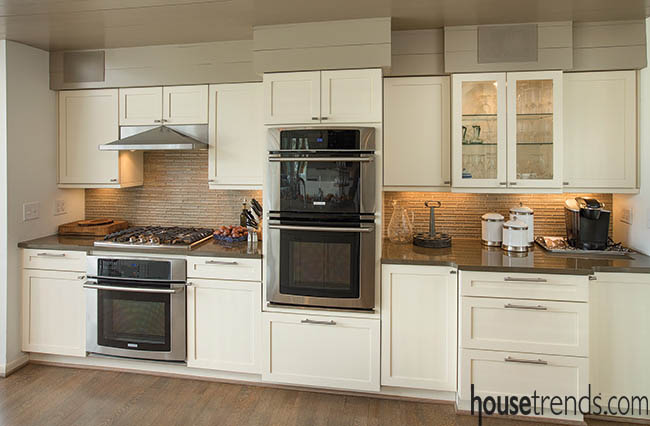 Cabinets mix up a kitchen design