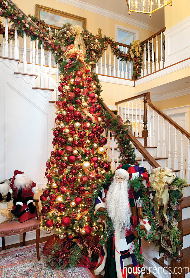 Foyer dazzles guests with cozy holiday decorations