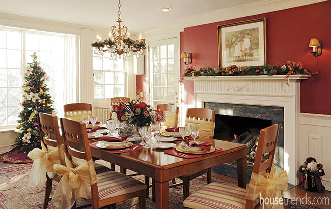 Dining room colors reflect the holiday season