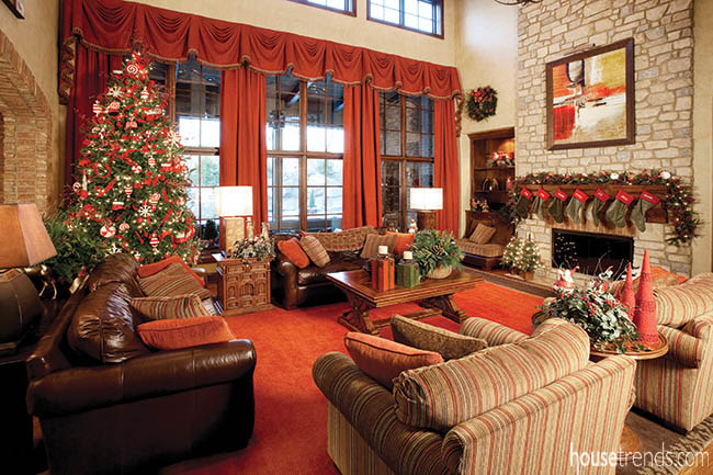 Living room gets traditional holiday décor