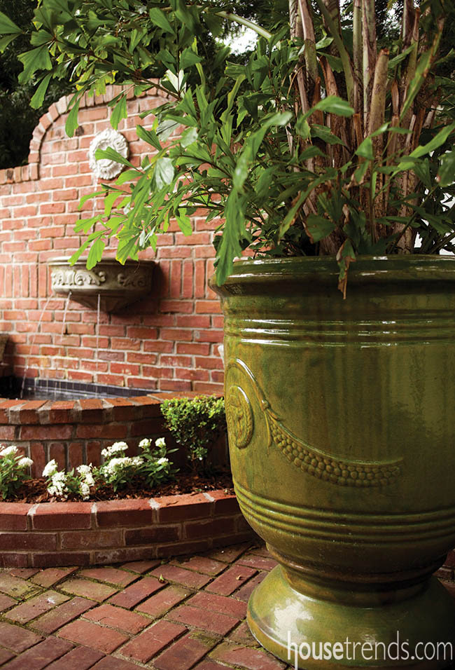 Plants soften up a patio design