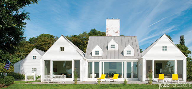 Wall of windows defines an eco-friendly home