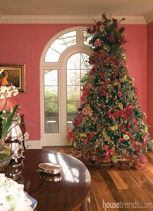 Family room hosts a Christmas tree