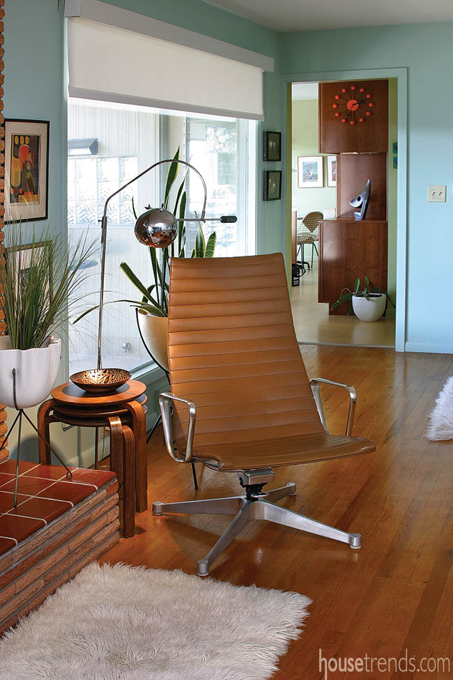 Colorful walls perk up a mid-century home