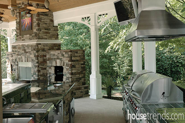 Outdoor fireplace comes with a convenient nook