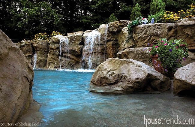 Swimming pool follows top trends